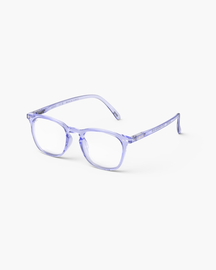 Izipizi Les Lunettes De Lecture #E Athletic Purple Offrent Une Allure Sobre Et élégante Avec Leur Forme Trapèze Iconique. Parfaites Pour Les Visages Ronds Ou Carrés Souhaitant Allonger Leurs Traits Elles Allient Style Dynami