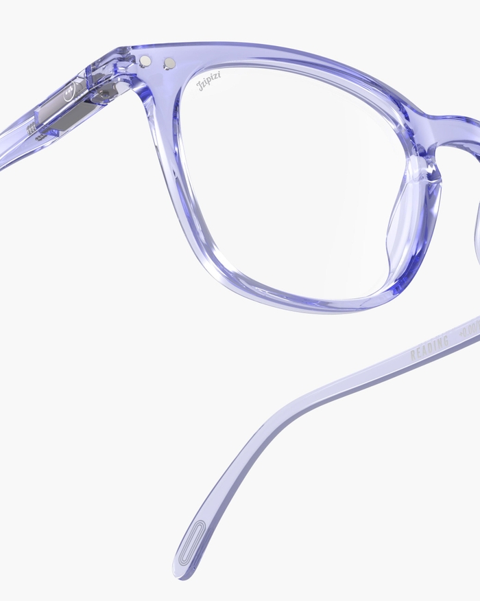 Izipizi Les Lunettes De Lecture #E Athletic Purple Offrent Une Allure Sobre Et élégante Avec Leur Forme Trapèze Iconique. Parfaites Pour Les Visages Ronds Ou Carrés Souhaitant Allonger Leurs Traits Elles Allient Style Dynami