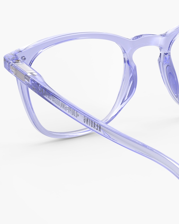Izipizi Les Lunettes De Lecture #E Athletic Purple Offrent Une Allure Sobre Et élégante Avec Leur Forme Trapèze Iconique. Parfaites Pour Les Visages Ronds Ou Carrés Souhaitant Allonger Leurs Traits Elles Allient Style Dynami