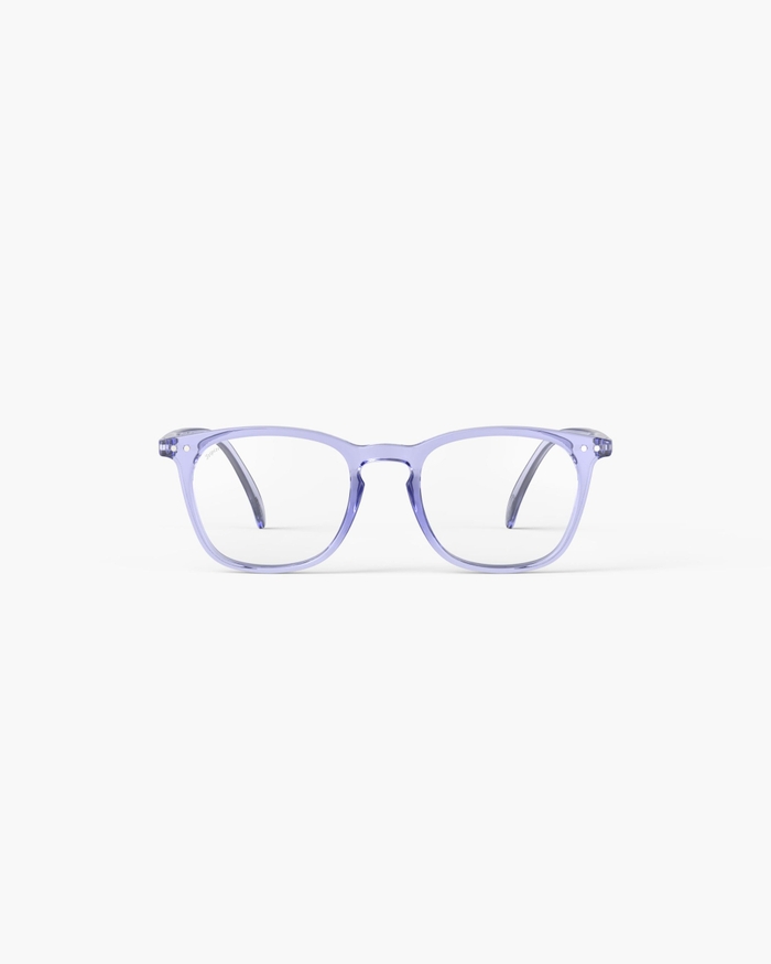 izipizi Les lunettes de lecture #E Athletic Purple offrent une allure sobre et élégante avec leur forme trapèze iconique. Parfaites pour les visages ronds ou carrés souhaitant allonger leurs traits elles allient style dynami