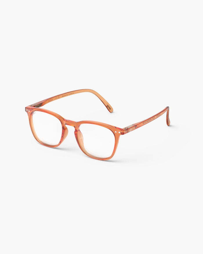 Izipizi Les Lunettes De Lecture #E Orange Smash Allient Audace Et élégance Avec Une Teinte Pleine D'énergie. Leur Forme Trapèze Iconique Sobre Et élégante Est Idéale Pour Les Visages Ronds Ou Carrés Souhaitant Allonger L