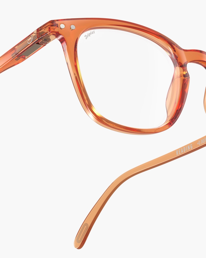 Izipizi Les Lunettes De Lecture #E Orange Smash Allient Audace Et élégance Avec Une Teinte Pleine D'énergie. Leur Forme Trapèze Iconique Sobre Et élégante Est Idéale Pour Les Visages Ronds Ou Carrés Souhaitant Allonger L