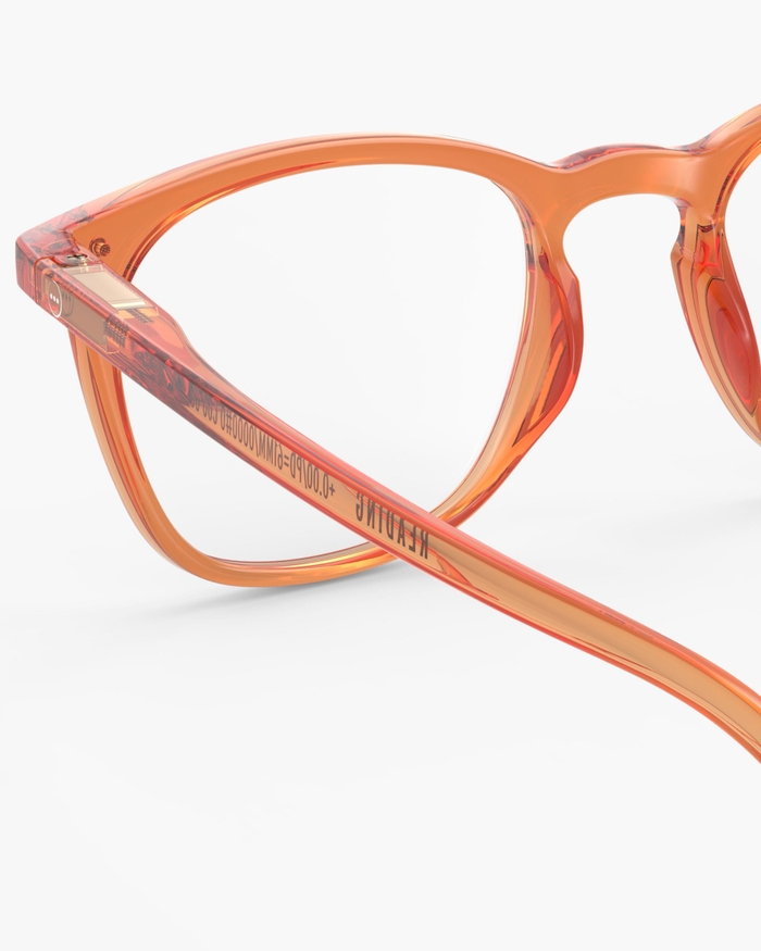 Izipizi Les Lunettes De Lecture #E Orange Smash Allient Audace Et élégance Avec Une Teinte Pleine D'énergie. Leur Forme Trapèze Iconique Sobre Et élégante Est Idéale Pour Les Visages Ronds Ou Carrés Souhaitant Allonger L