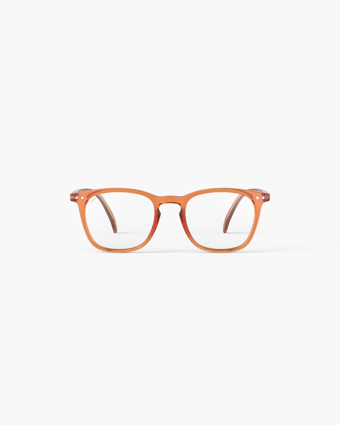 izipizi Les lunettes de lecture #E Orange Smash allient audace et élégance avec une teinte pleine d'énergie. Leur forme trapèze iconique sobre et élégante est idéale pour les visages ronds ou carrés souhaitant allonger l