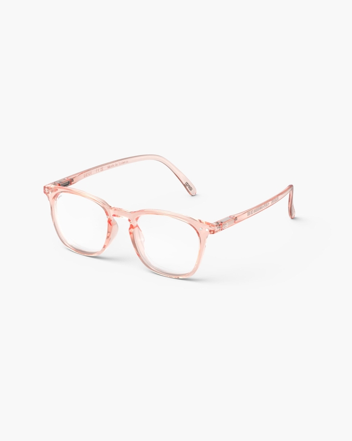 Izipizi Les Lunettes De Lecture #E Sporty Blush Avec Leur Forme Trapèze Iconique Allient Sobriété Et élégance. Le Coloris Sporty Blush Rose Subtil Et Dynamique Incarne L'élégance Décontractée Du Sport Et Ajoute Une Touc