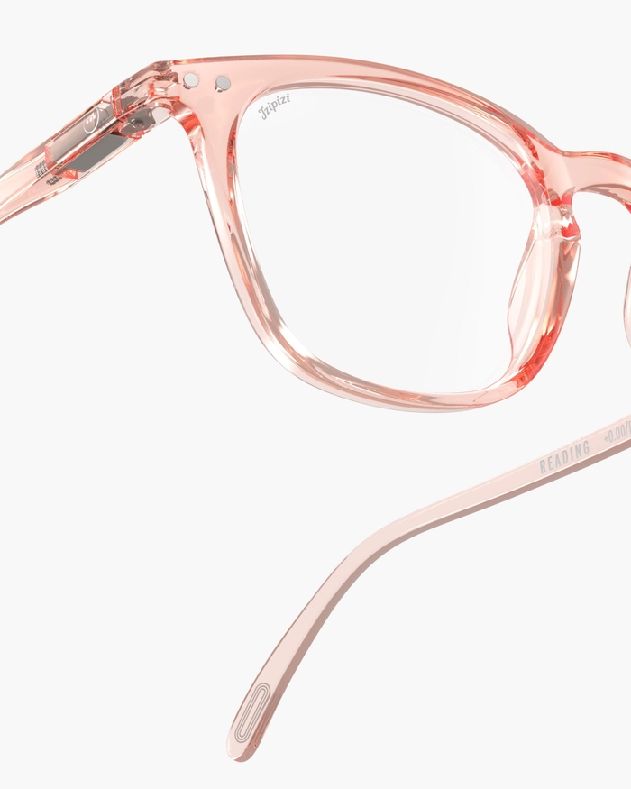 Izipizi Les Lunettes De Lecture #E Sporty Blush Avec Leur Forme Trapèze Iconique Allient Sobriété Et élégance. Le Coloris Sporty Blush Rose Subtil Et Dynamique Incarne L'élégance Décontractée Du Sport Et Ajoute Une Touc