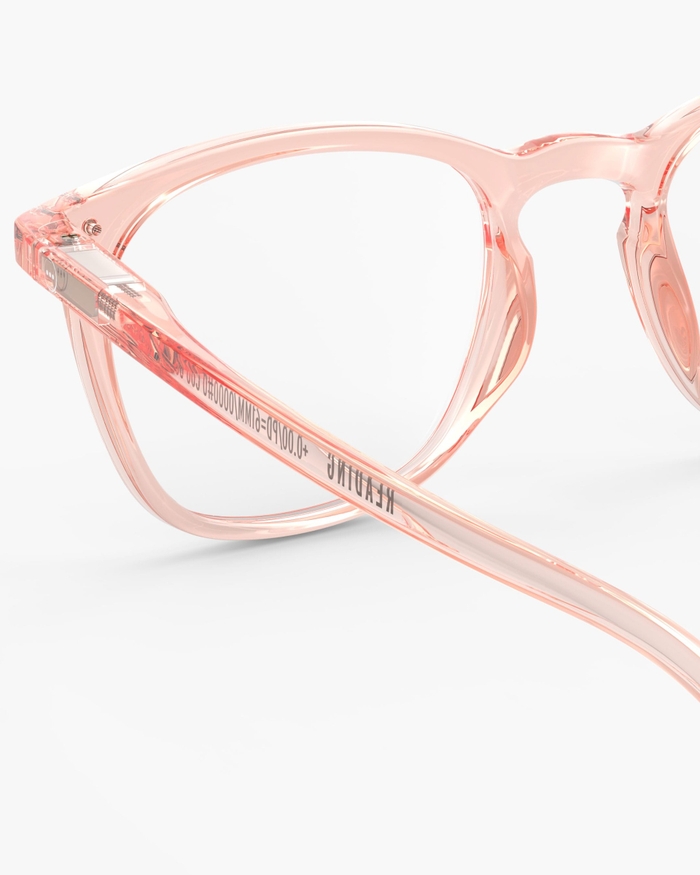 Izipizi Les Lunettes De Lecture #E Sporty Blush Avec Leur Forme Trapèze Iconique Allient Sobriété Et élégance. Le Coloris Sporty Blush Rose Subtil Et Dynamique Incarne L'élégance Décontractée Du Sport Et Ajoute Une Touc