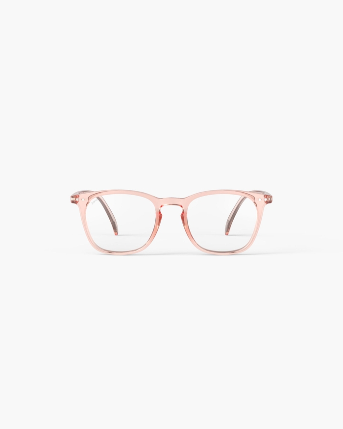 izipizi Les lunettes de lecture #E Sporty Blush avec leur forme trapèze iconique allient sobriété et élégance. Le coloris Sporty Blush rose subtil et dynamique incarne l'élégance décontractée du sport et ajoute une touc