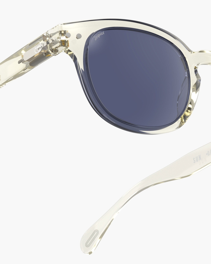 Izipizi Les Lunettes De Soleil #C Active Yellow Allient Un Style Classique Vintage Avec Un Caractère Affirmé. Leur Teinte Jaune Douce Et Discrète évoque Harmonie Et Tranquillité Parfaite Pour Des Moments De Détente En Plei