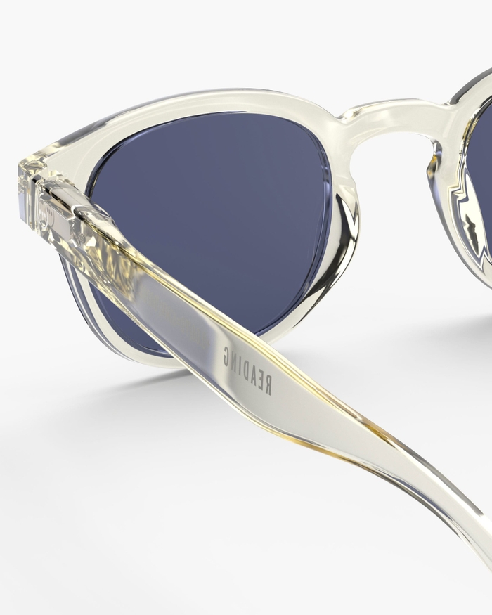 Izipizi Les Lunettes De Soleil #C Active Yellow Allient Un Style Classique Vintage Avec Un Caractère Affirmé. Leur Teinte Jaune Douce Et Discrète évoque Harmonie Et Tranquillité Parfaite Pour Des Moments De Détente En Plei