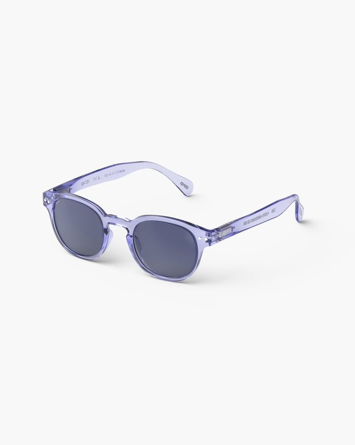 Izipizi Les Lunettes De Soleil #C Athletic Purple Allient Style Et Dynamisme Avec Une Teinte Pleine De Vitalité. Inspirées Par L'énergie Des Terrains D'athlétisme Elles Incarnent La Persévérance Avec Style. Ce Classique Vi