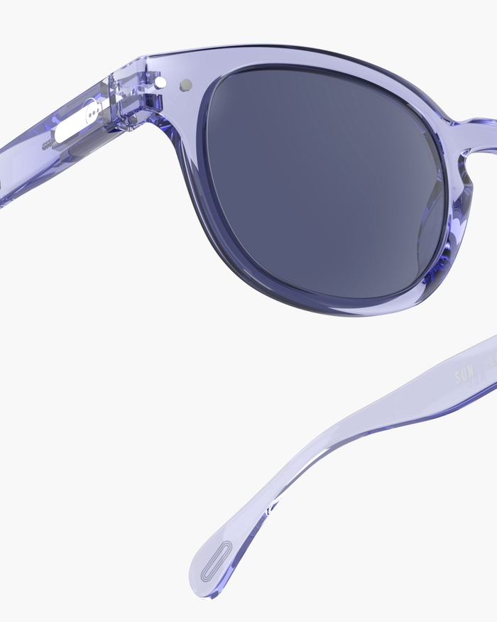 Izipizi Les Lunettes De Soleil #C Athletic Purple Allient Style Et Dynamisme Avec Une Teinte Pleine De Vitalité. Inspirées Par L'énergie Des Terrains D'athlétisme Elles Incarnent La Persévérance Avec Style. Ce Classique Vi
