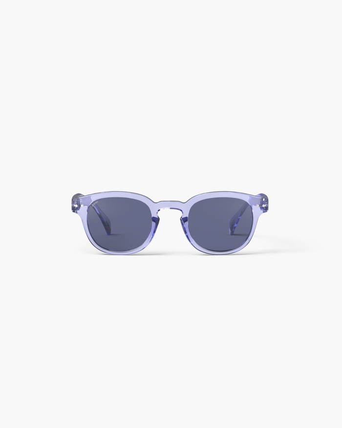 izipizi Les lunettes de soleil #C Athletic Purple allient style et dynamisme avec une teinte pleine de vitalité. Inspirées par l'énergie des terrains d'athlétisme elles incarnent la persévérance avec style. Ce classique vi