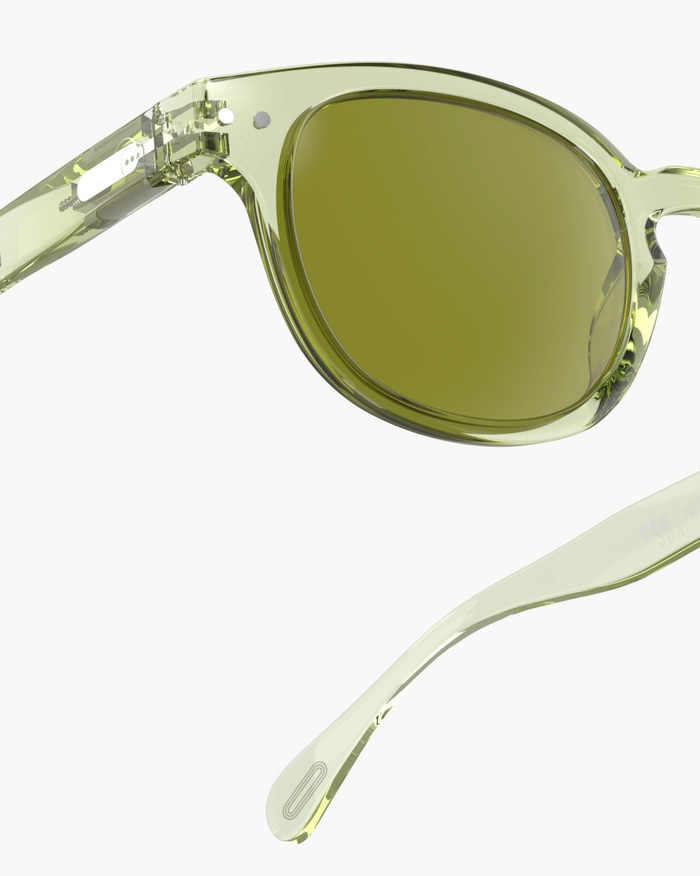 Izipizi Les Lunettes De Soleil #C Dynamic Green Avec Leur Forme Classique Vintage Sont Parfaites Pour Celles Et Ceux Qui Souhaitent Jouer Avec Les Angles De Leur Visage. Leur Design Fort En Caractère Est Sublimé Par Le Coloris