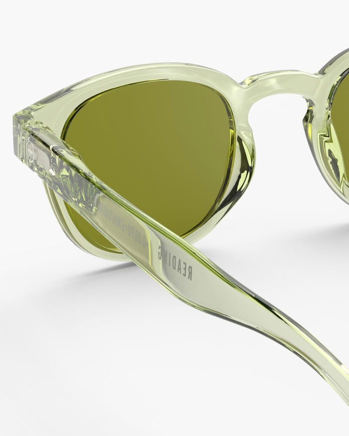 Izipizi Les Lunettes De Soleil #C Dynamic Green Avec Leur Forme Classique Vintage Sont Parfaites Pour Celles Et Ceux Qui Souhaitent Jouer Avec Les Angles De Leur Visage. Leur Design Fort En Caractère Est Sublimé Par Le Coloris