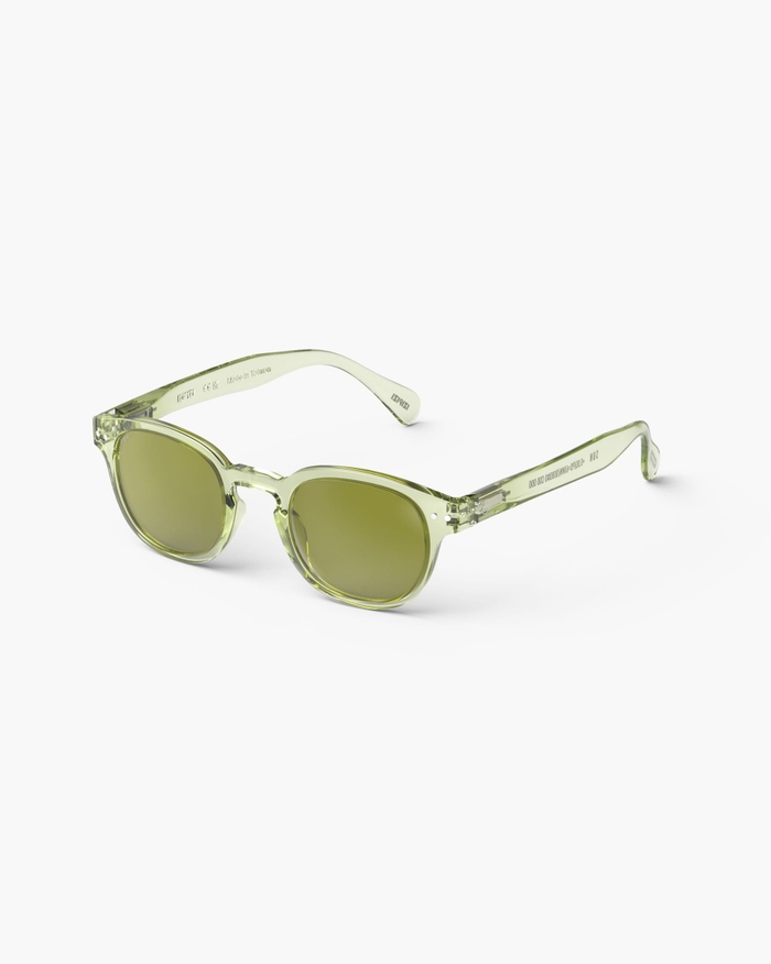 izipizi Les lunettes de soleil #C Dynamic Green avec leur forme classique vintage sont parfaites pour celles et ceux qui souhaitent jouer avec les angles de leur visage. Leur design fort en caractère est sublimé par le coloris