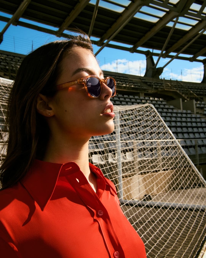 Izipizi Les Lunettes De Soleil #C Orange Smash Allient Audace Et élégance Avec Une Teinte Pleine D'énergie. Leur Forme Trapèze Audacieuse Et Intemporelle Est Parfaite Pour Celles Et Ceux Qui Aiment Jouer Avec Les Angles De L