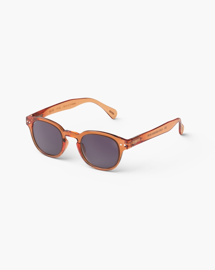 Izipizi Les Lunettes De Soleil #C Orange Smash Allient Audace Et élégance Avec Une Teinte Pleine D'énergie. Leur Forme Trapèze Audacieuse Et Intemporelle Est Parfaite Pour Celles Et Ceux Qui Aiment Jouer Avec Les Angles De L