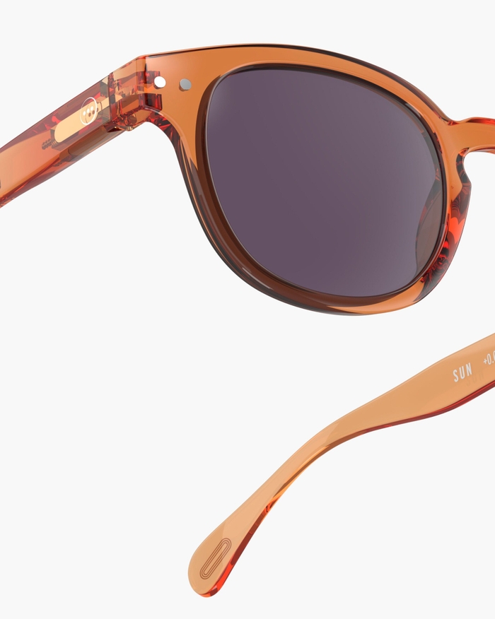 Izipizi Les Lunettes De Soleil #C Orange Smash Allient Audace Et élégance Avec Une Teinte Pleine D'énergie. Leur Forme Trapèze Audacieuse Et Intemporelle Est Parfaite Pour Celles Et Ceux Qui Aiment Jouer Avec Les Angles De L