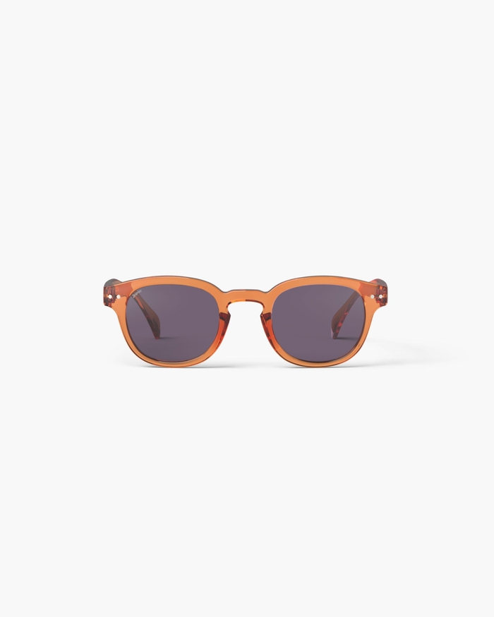 izipizi Les lunettes de soleil #C Orange Smash allient audace et élégance avec une teinte pleine d'énergie. Leur forme trapèze audacieuse et intemporelle est parfaite pour celles et ceux qui aiment jouer avec les angles de l