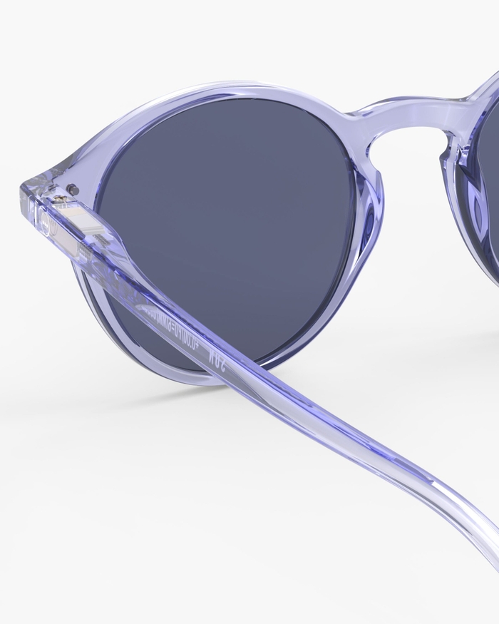 Izipizi Les Lunettes De Soleil #D Athletic Purple Allient Style Et Dynamisme Avec Une Teinte Pleine De Vitalité. Leur Forme Pantos Iconique Intemporelle Et Universelle S'harmonise Parfaitement Avec Tous Les Visages. Inspirées