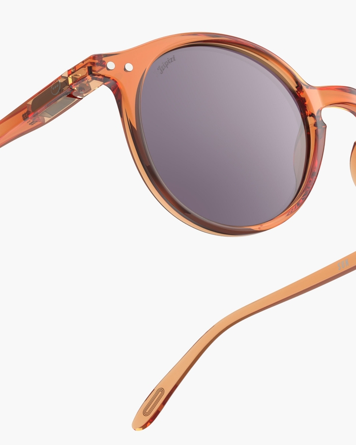 Izipizi Les Lunettes De Soleil #D Orange Smash Offrent Une Teinte Vibrante Et Pleine D'énergie. Leur Forme Pantos Iconique Intemporelle Et Universelle S'harmonise Avec Tous Les Visages Apportant Un Style Audacieux Et Dynamique.