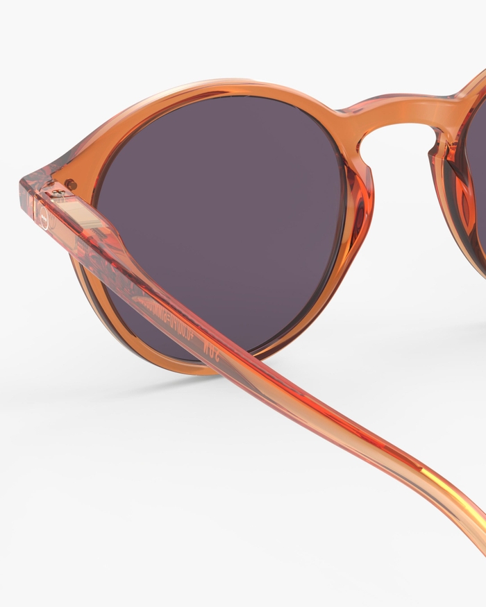 Izipizi Les Lunettes De Soleil #D Orange Smash Offrent Une Teinte Vibrante Et Pleine D'énergie. Leur Forme Pantos Iconique Intemporelle Et Universelle S'harmonise Avec Tous Les Visages Apportant Un Style Audacieux Et Dynamique.