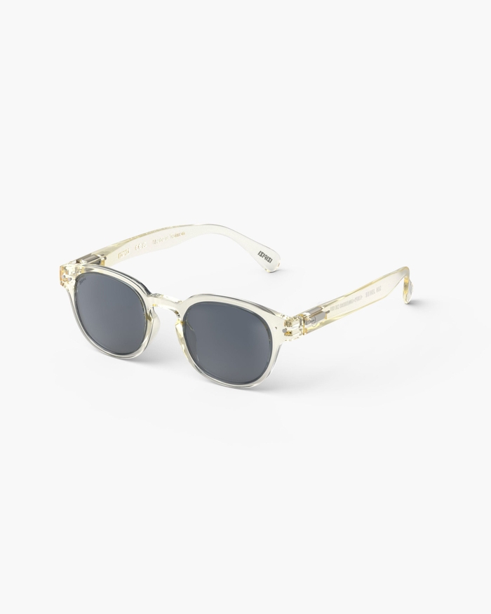 Izipizi Les Lunettes De Soleil Junior #c Active Yellow Avec Leur Forme Carrée Vintage Sont Idéales Pour Les Petits Expressifs. La Teinte Active Yellow Douce Et équilibrée Apporte Harmonie Et Fraîcheur Tout En Offrant Un Sty