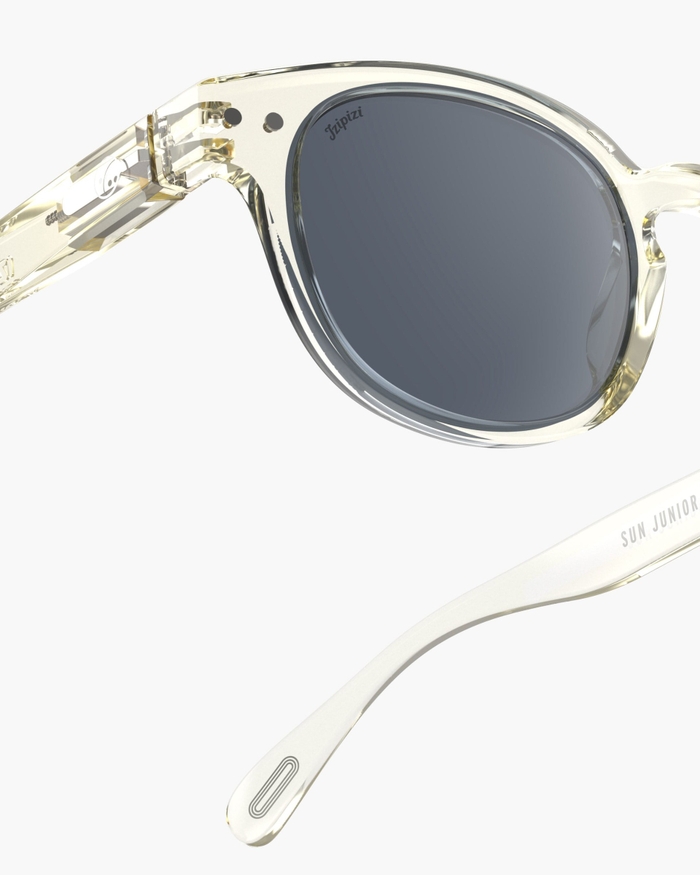 Izipizi Les Lunettes De Soleil Junior #c Active Yellow Avec Leur Forme Carrée Vintage Sont Idéales Pour Les Petits Expressifs. La Teinte Active Yellow Douce Et équilibrée Apporte Harmonie Et Fraîcheur Tout En Offrant Un Sty