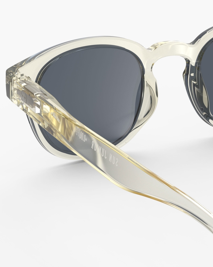 Izipizi Les Lunettes De Soleil Junior #c Active Yellow Avec Leur Forme Carrée Vintage Sont Idéales Pour Les Petits Expressifs. La Teinte Active Yellow Douce Et équilibrée Apporte Harmonie Et Fraîcheur Tout En Offrant Un Sty