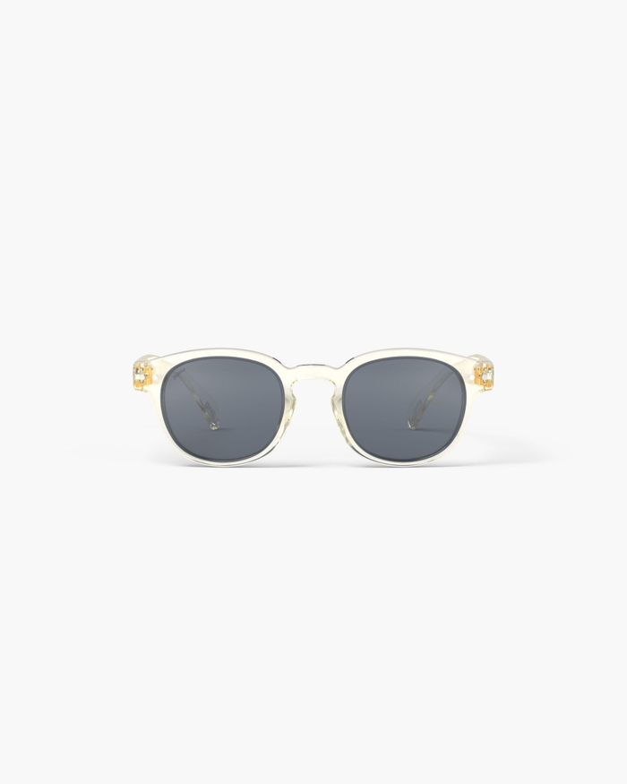 izipizi Les lunettes de soleil Junior #c Active Yellow avec leur forme carrée vintage sont idéales pour les petits expressifs. La teinte Active Yellow douce et équilibrée apporte harmonie et fraîcheur tout en offrant un sty