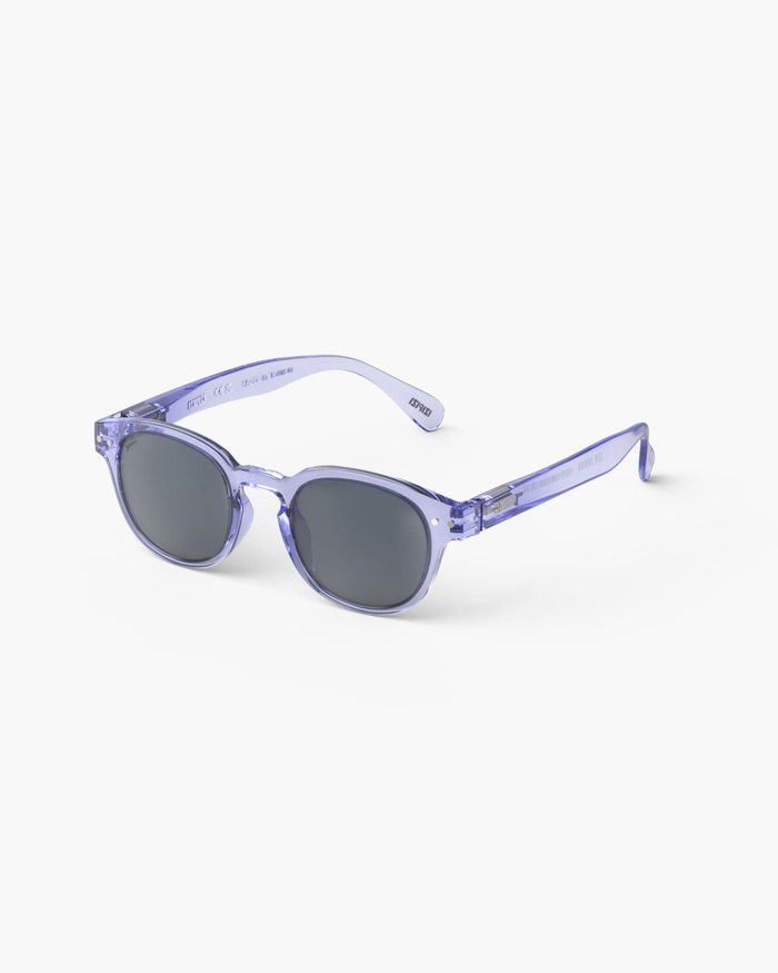 Izipizi Les Lunettes De Soleil Junior #c Athletic Purple Avec Leur Forme Carrée Vintage Sont Parfaites Pour Les Petits Expressifs. La Teinte Athletic Purple Pleine De Dynamisme Apporte énergie Et Style Tout En Mettant En Valeu