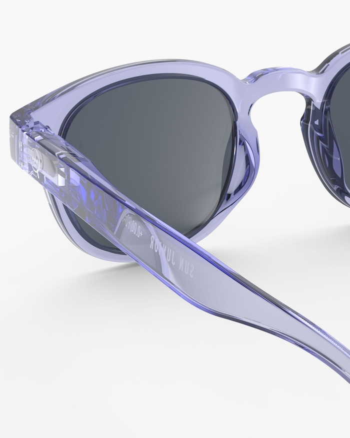 Izipizi Les Lunettes De Soleil Junior #c Athletic Purple Avec Leur Forme Carrée Vintage Sont Parfaites Pour Les Petits Expressifs. La Teinte Athletic Purple Pleine De Dynamisme Apporte énergie Et Style Tout En Mettant En Valeu