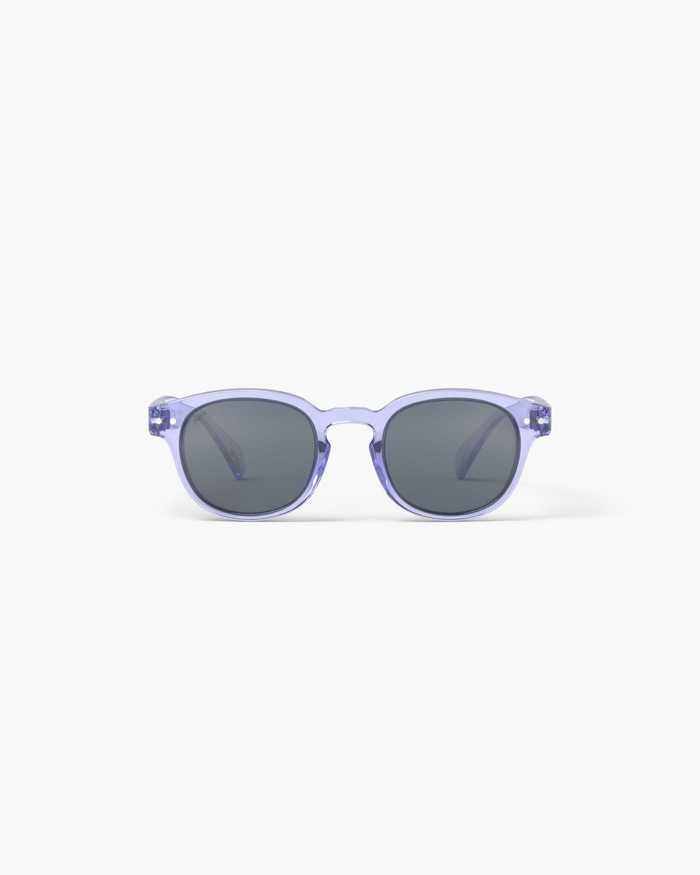 izipizi Les lunettes de soleil Junior #c Athletic Purple avec leur forme carrée vintage sont parfaites pour les petits expressifs. La teinte Athletic Purple pleine de dynamisme apporte énergie et style tout en mettant en valeu