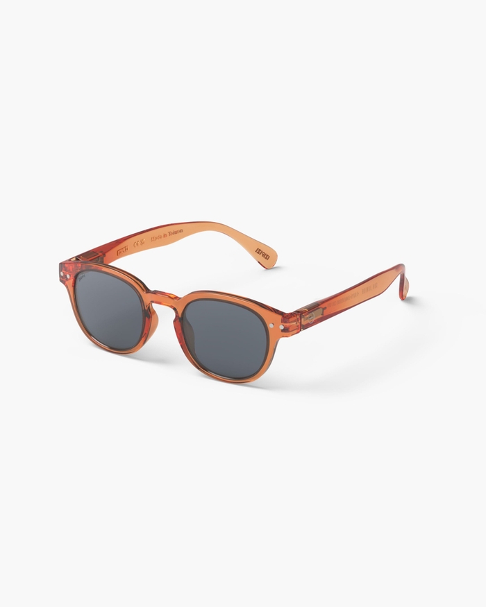 Izipizi Les Lunettes De Soleil Junior #c Orange Smash Avec Leur Forme Carrée Vintage Sont Parfaites Pour Les Enfants Expressifs. Leur Coloris Orange Smash Vibrant Et Audacieux Ajoute Une énergie Irrésistible à Leur Style Tou