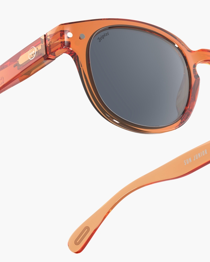 Izipizi Les Lunettes De Soleil Junior #c Orange Smash Avec Leur Forme Carrée Vintage Sont Parfaites Pour Les Enfants Expressifs. Leur Coloris Orange Smash Vibrant Et Audacieux Ajoute Une énergie Irrésistible à Leur Style Tou