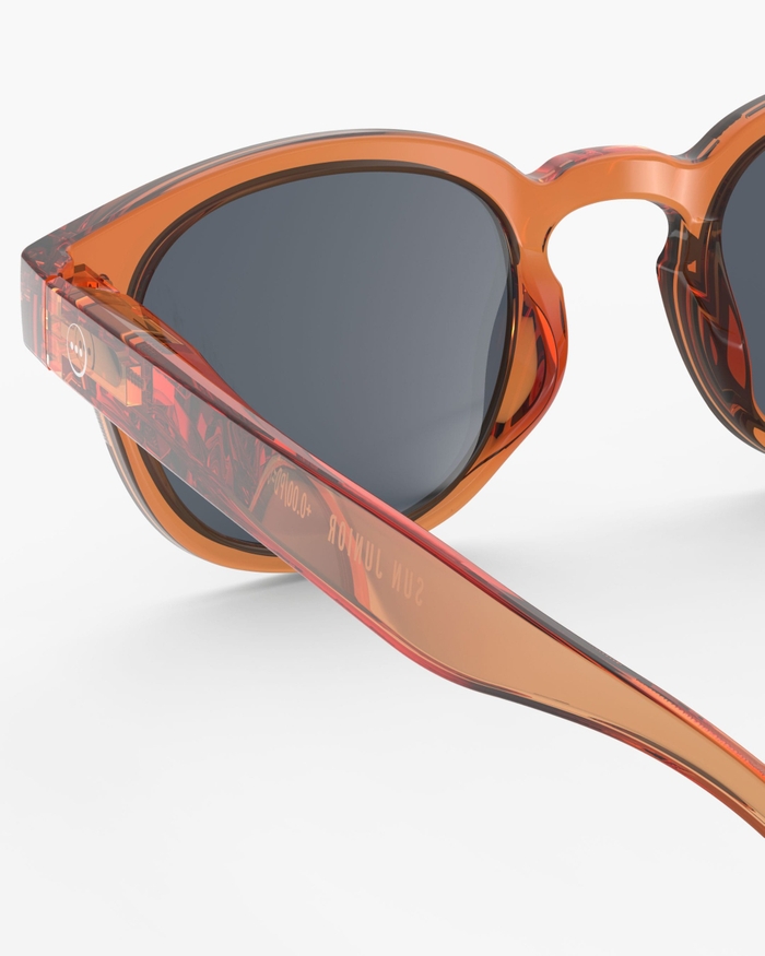 Izipizi Les Lunettes De Soleil Junior #c Orange Smash Avec Leur Forme Carrée Vintage Sont Parfaites Pour Les Enfants Expressifs. Leur Coloris Orange Smash Vibrant Et Audacieux Ajoute Une énergie Irrésistible à Leur Style Tou