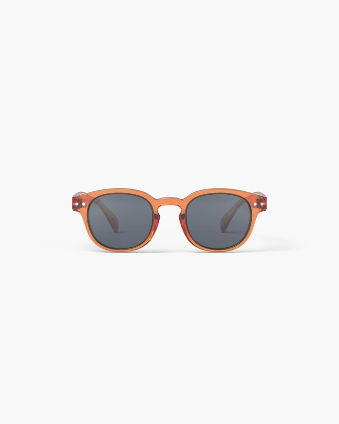 izipizi Les lunettes de soleil Junior #c Orange Smash avec leur forme carrée vintage sont parfaites pour les enfants expressifs. Leur coloris Orange Smash vibrant et audacieux ajoute une énergie irrésistible à leur style tou