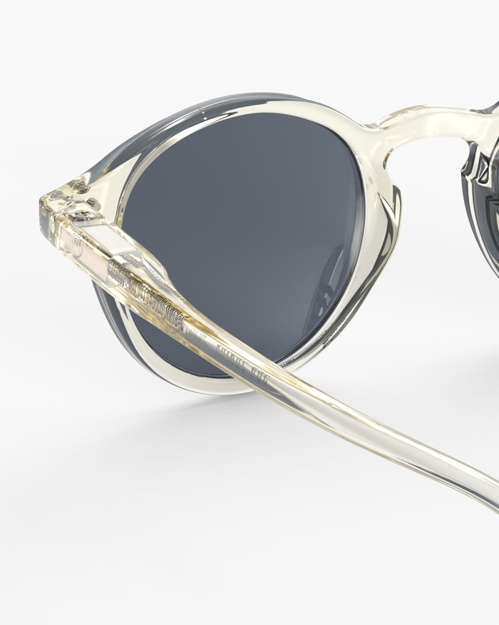 Izipizi Les Lunettes De Soleil Junior #d Active Yellow Avec Leur Forme Pantos S’adaptent à Toutes Les Morphologies. Leur Coloris Active Yellow équilibré Et Apaisant évoque Harmonie Et Tranquillité Tout En Apportant Fraîc