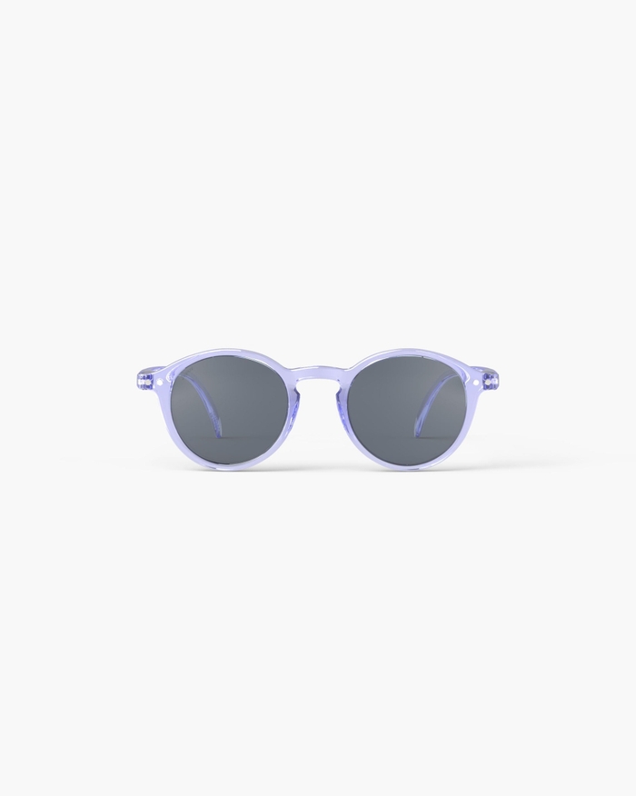 izipizi Les lunettes de soleil Junior #d Athletic Purple avec leur forme pantos iconique s'adaptent à toutes les morphologies. Le coloris Athletic Purple énergique et vibrant donne aux petits un look à la fois audacieux et é