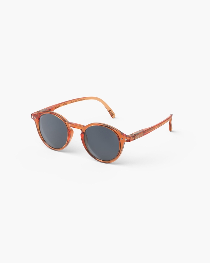 Izipizi Les Lunettes De Soleil Junior #d Orange Smash Avec Leur Forme Pantos S’adaptent à Toutes Les Morphologies. Le Coloris Orange Smash Plein De Vitalité Et De Fraîcheur Apporte Un éclat Dynamique Parfait Pour Les Petit