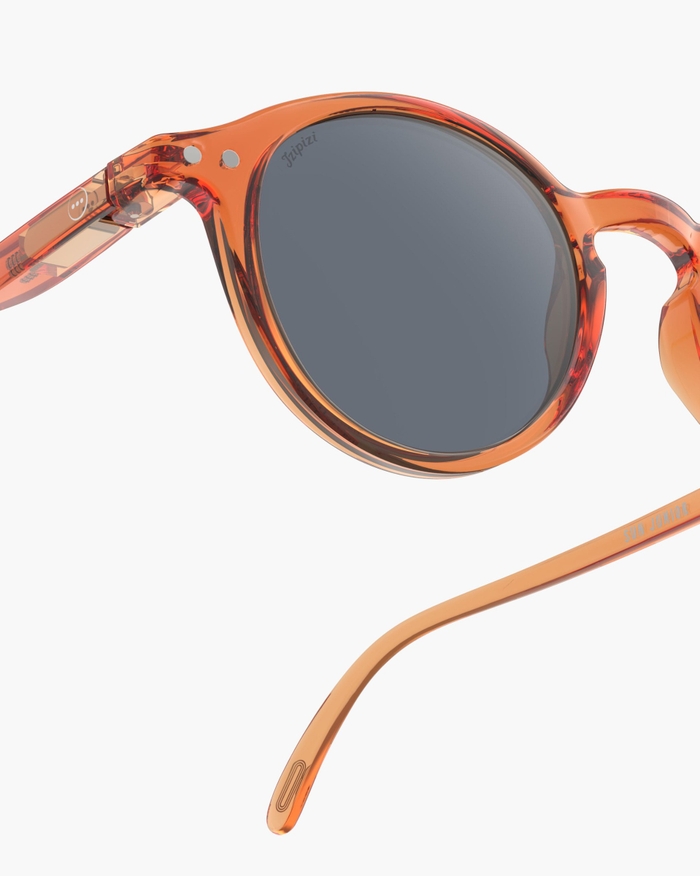 Izipizi Les Lunettes De Soleil Junior #d Orange Smash Avec Leur Forme Pantos S’adaptent à Toutes Les Morphologies. Le Coloris Orange Smash Plein De Vitalité Et De Fraîcheur Apporte Un éclat Dynamique Parfait Pour Les Petit