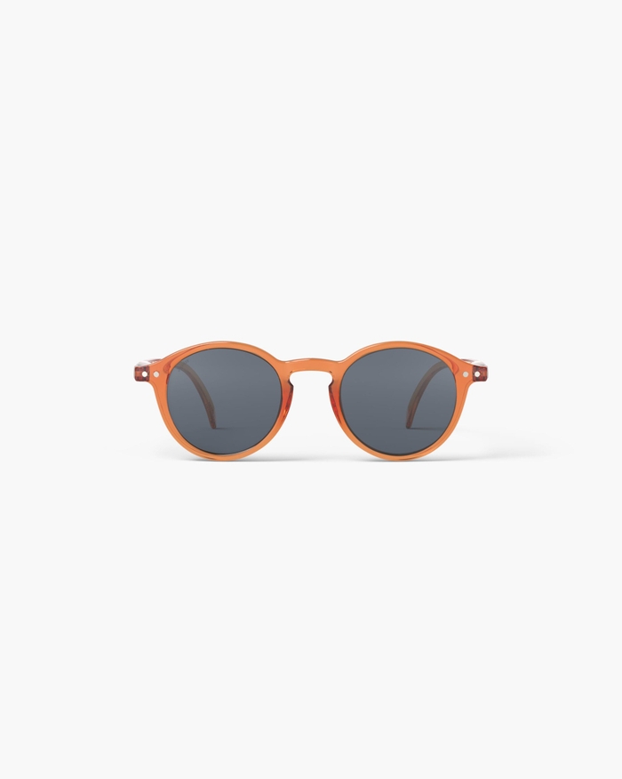 izipizi Les lunettes de soleil Junior #d Orange Smash avec leur forme pantos s’adaptent à toutes les morphologies. Le coloris Orange Smash plein de vitalité et de fraîcheur apporte un éclat dynamique parfait pour les petit