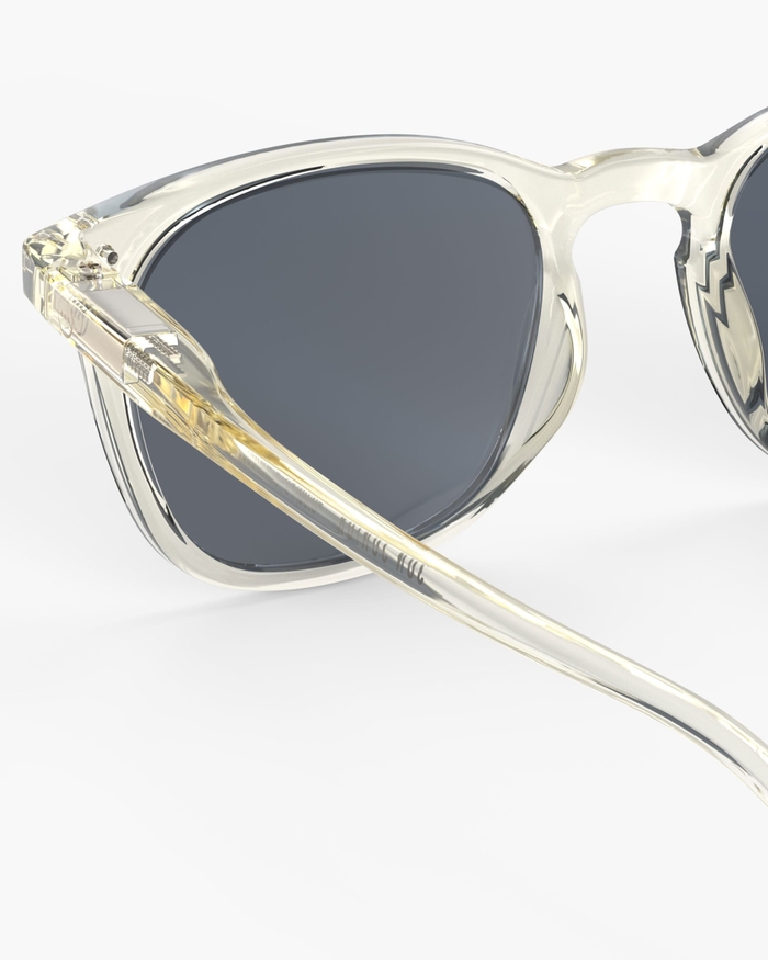 Izipizi Les Lunettes De Soleil Junior #e Active Yellow Parfaites Pour Les Visages Ronds Apportent Une Touche D'énergie Grâce à Leur Forme Et Leur Teinte Active Yellow. Ce Jaune Doux Et Dynamique Infuse à Leur Style Un Sentim