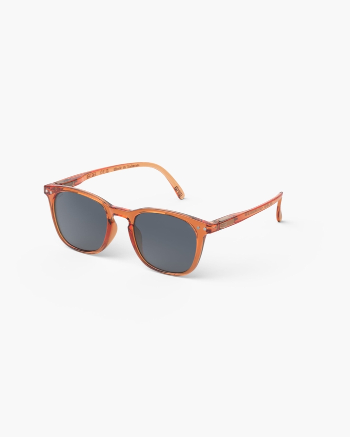 Izipizi Les Lunettes De Soleil Junior #e Orange Smash Idéales Pour Les Visages Ronds Sont Conçues Pour Allonger Les Traits. Le Coloris Orange Smash énergique Et Lumineux Infuse Une Touche De Vitalité à Leur Look Et Les Acco
