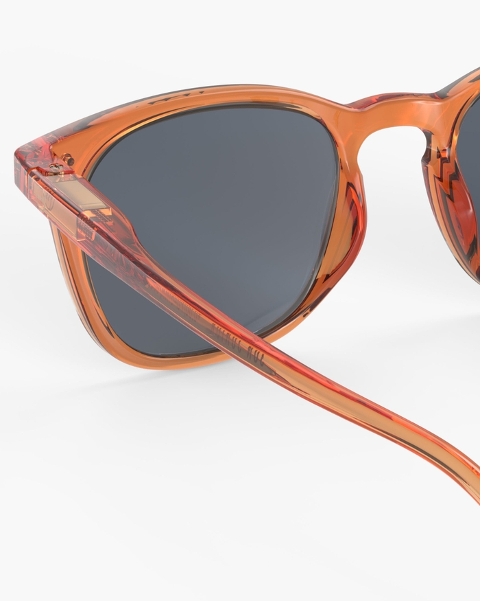 Izipizi Les Lunettes De Soleil Junior #e Orange Smash Idéales Pour Les Visages Ronds Sont Conçues Pour Allonger Les Traits. Le Coloris Orange Smash énergique Et Lumineux Infuse Une Touche De Vitalité à Leur Look Et Les Acco