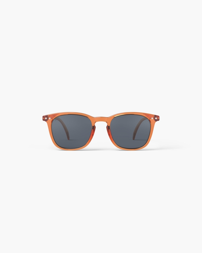 izipizi Les lunettes de soleil Junior #e Orange Smash idéales pour les visages ronds sont conçues pour allonger les traits. Le coloris Orange Smash énergique et lumineux infuse une touche de vitalité à leur look et les acco