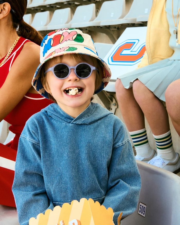 Izipizi Les Lunettes De Soleil Kids #d Athletic Purple Avec Leur Forme Pantos S’adaptent à Toutes Les Morphologies. Le Coloris Athletic Purple énergique Et Vibrant Offre à Votre Enfant Un Look Dynamique Et Audacieux Tout En