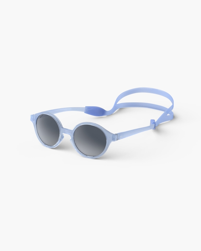 Izipizi Les Lunettes De Soleil Kids #d Athletic Purple Avec Leur Forme Pantos S’adaptent à Toutes Les Morphologies. Le Coloris Athletic Purple énergique Et Vibrant Offre à Votre Enfant Un Look Dynamique Et Audacieux Tout En