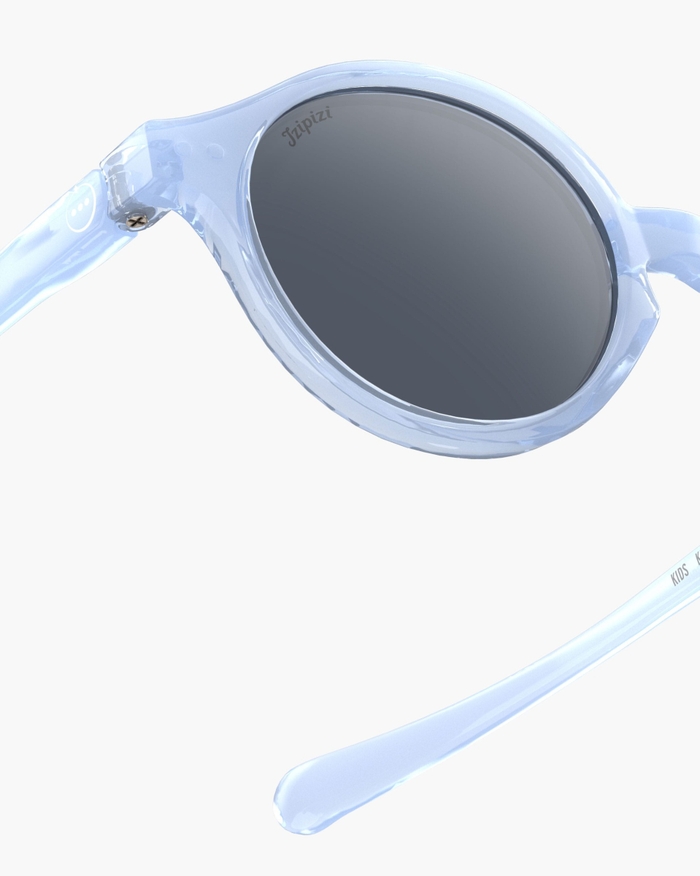 Izipizi Les Lunettes De Soleil Kids #d Athletic Purple Avec Leur Forme Pantos S’adaptent à Toutes Les Morphologies. Le Coloris Athletic Purple énergique Et Vibrant Offre à Votre Enfant Un Look Dynamique Et Audacieux Tout En